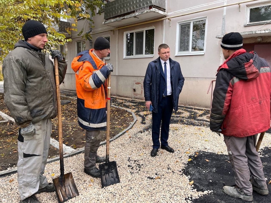 Сергей Баталов проверил ход ремонтных работ на дворовой территории.