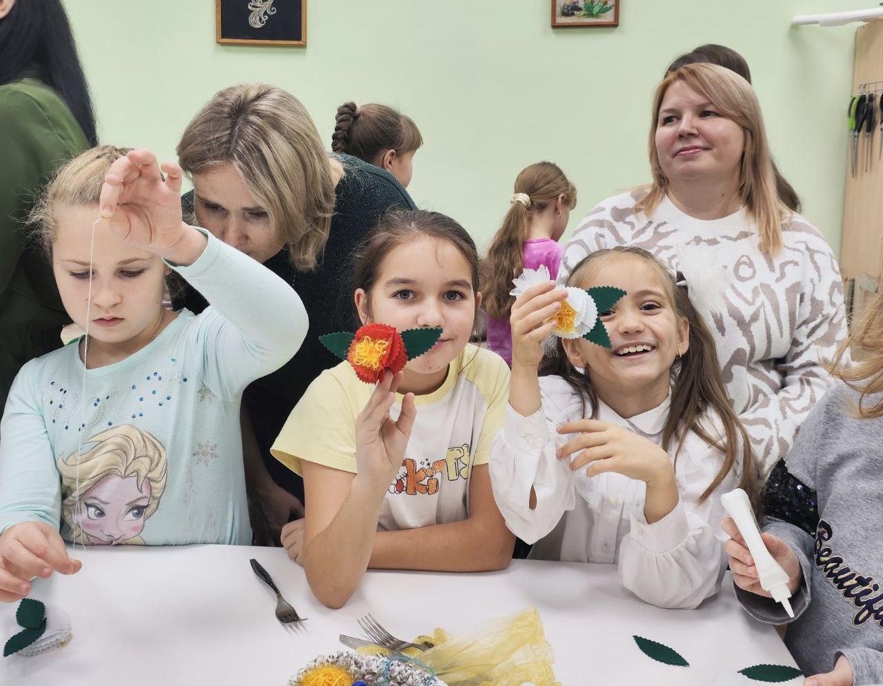 Рукодельницы провели для своих мам мастер-класс.