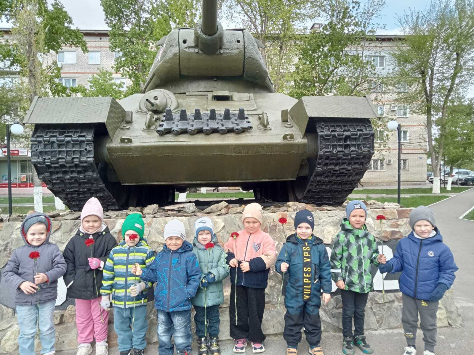 На экскурсии дошколят знакомили с военной техникой.