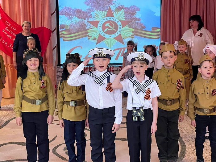 Воспитанники детского сада «Светлячок» пригласили своих родных на праздничное мероприятие, посвящённое 80-летию Победы.