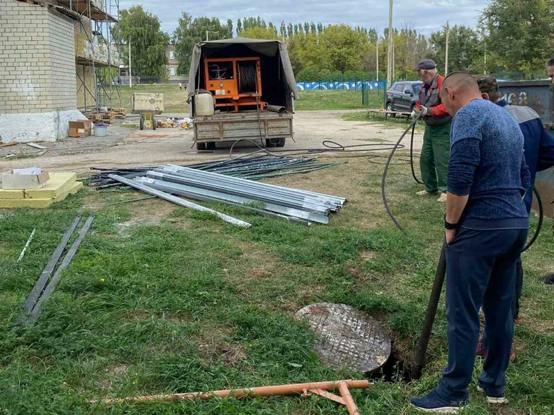 Сотрудники водопроводно-канализационной службы проводят профилактические работы.