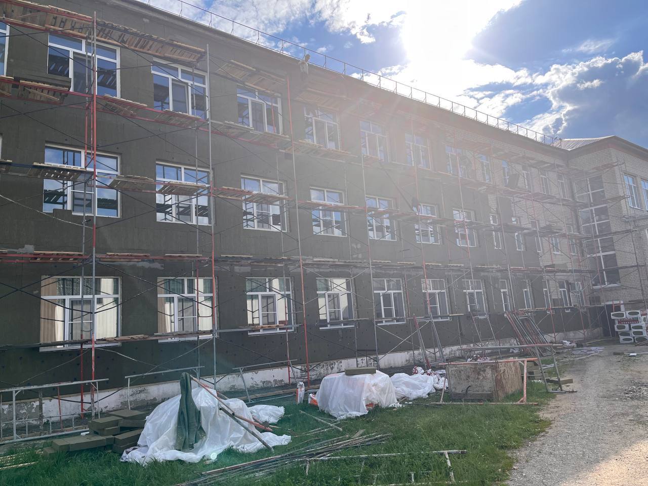 В школе поселка продолжаются ремонтные работы.