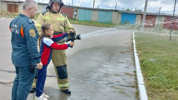 Школьники отправились на экскурсию в пожарно-спасательную часть.