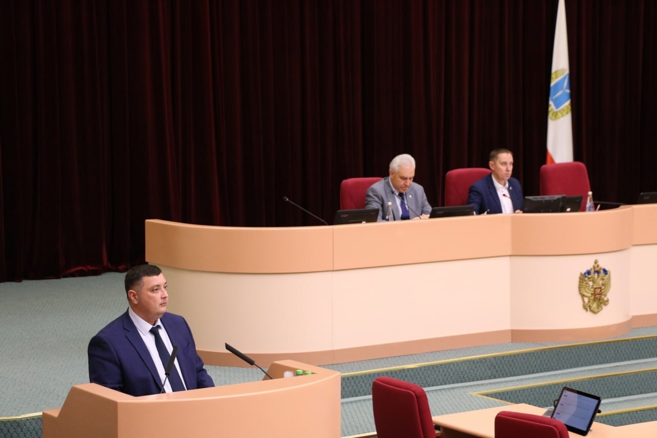 В областной Думе предложили штрафовать за парковку самокатов и велосипедов в неположенных местах.