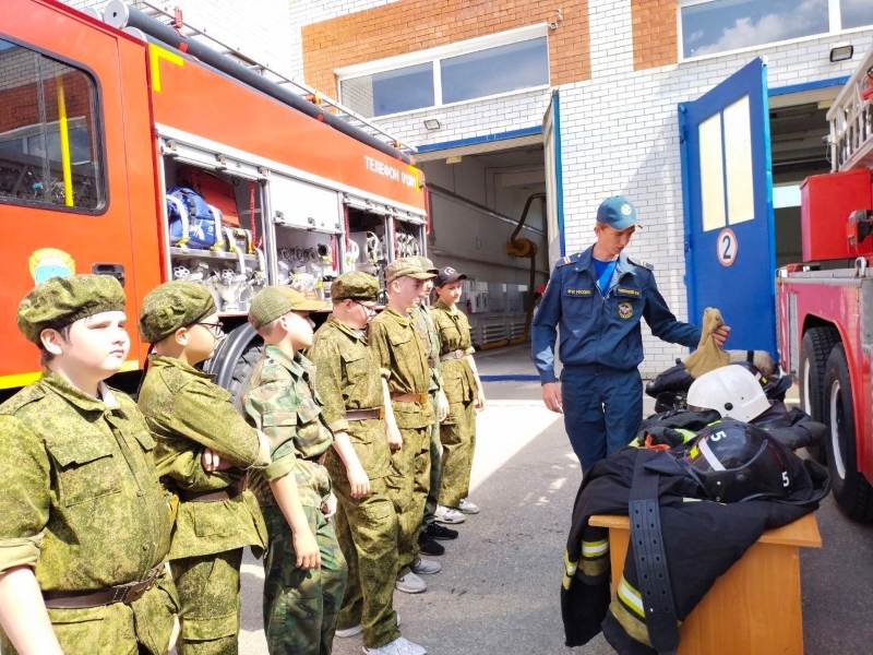 Для курсантов военно-спортивного лагеря провели экскурсию по пожарно-спасательной части.