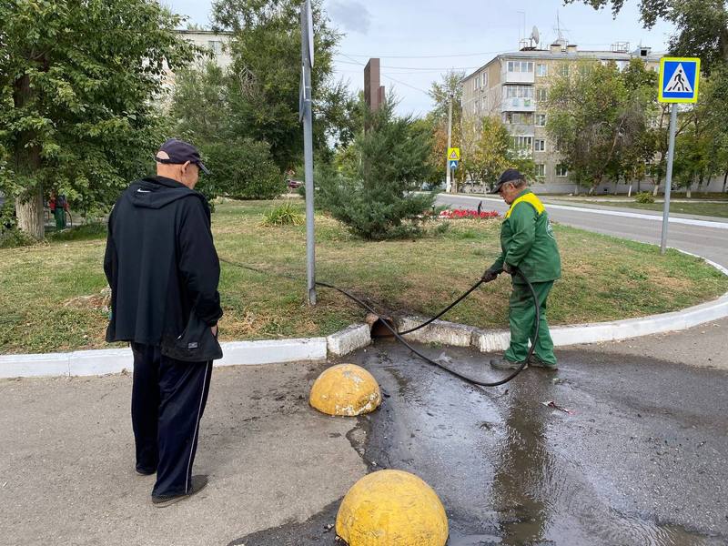 Коммунальные службы проводят работы по очистке ливневок.