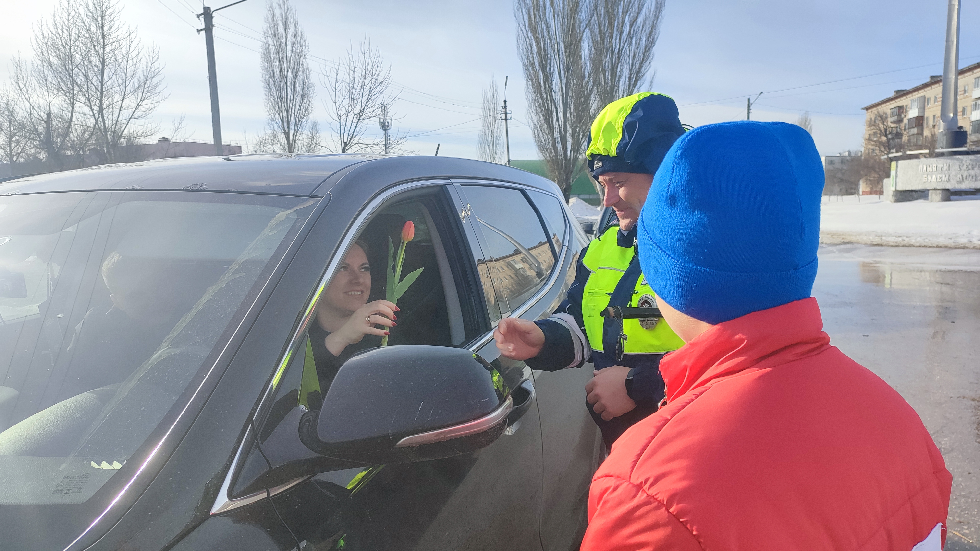 Сотрудники ГИБДД Светлого решили порадовать женщин с наступлением самого долгожданного дня весны — 8 Марта.