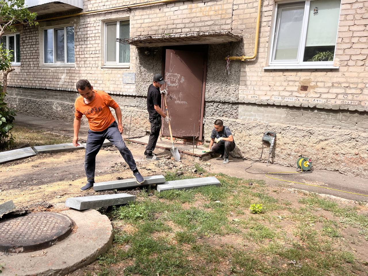 В светловских дворах началась установка бордюров.