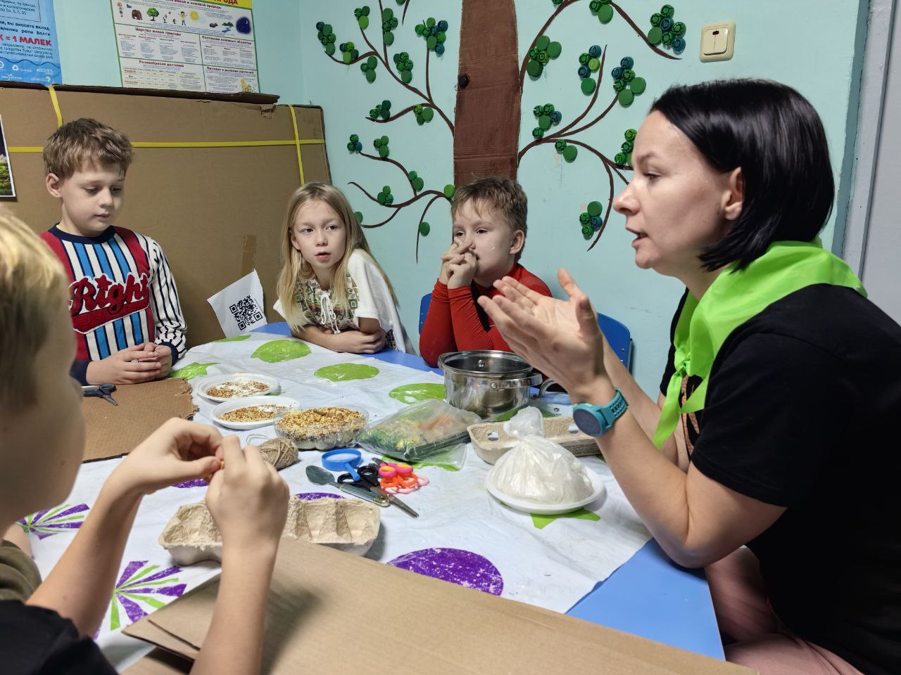 В Синичкин день юные экологи подарили пернатым кормушки.