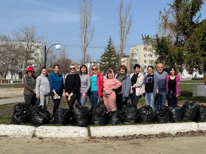 Сотрудники Дома детского творчества приняли участие в наведении порядка на территории Светлого.