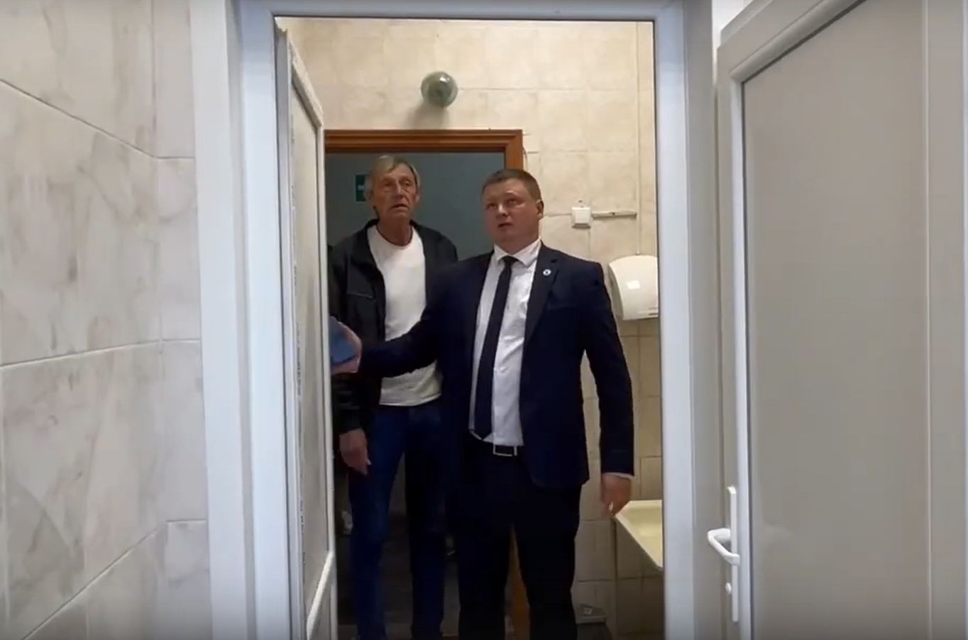 Глава городского округа проинспектировал ход ремонтных работ в школе.