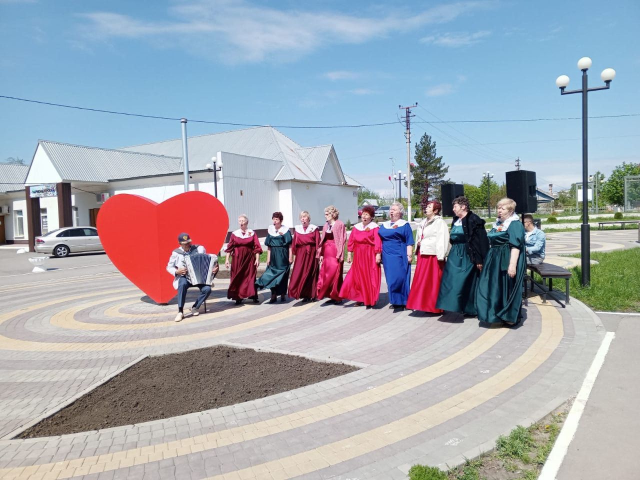 Светловцы подготовили для подопечных Центра социального обслуживания праздничный концерт.
