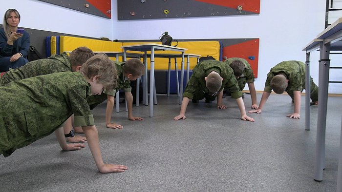 Курсанты детского военно-спортивного лагеря летние каникулы проводят с пользой.