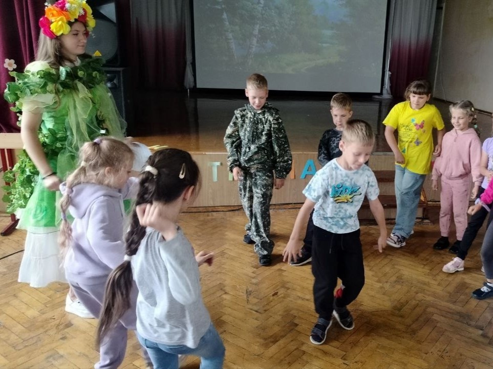 На пришкольной площадке прошёл праздник «Русская берёзка».