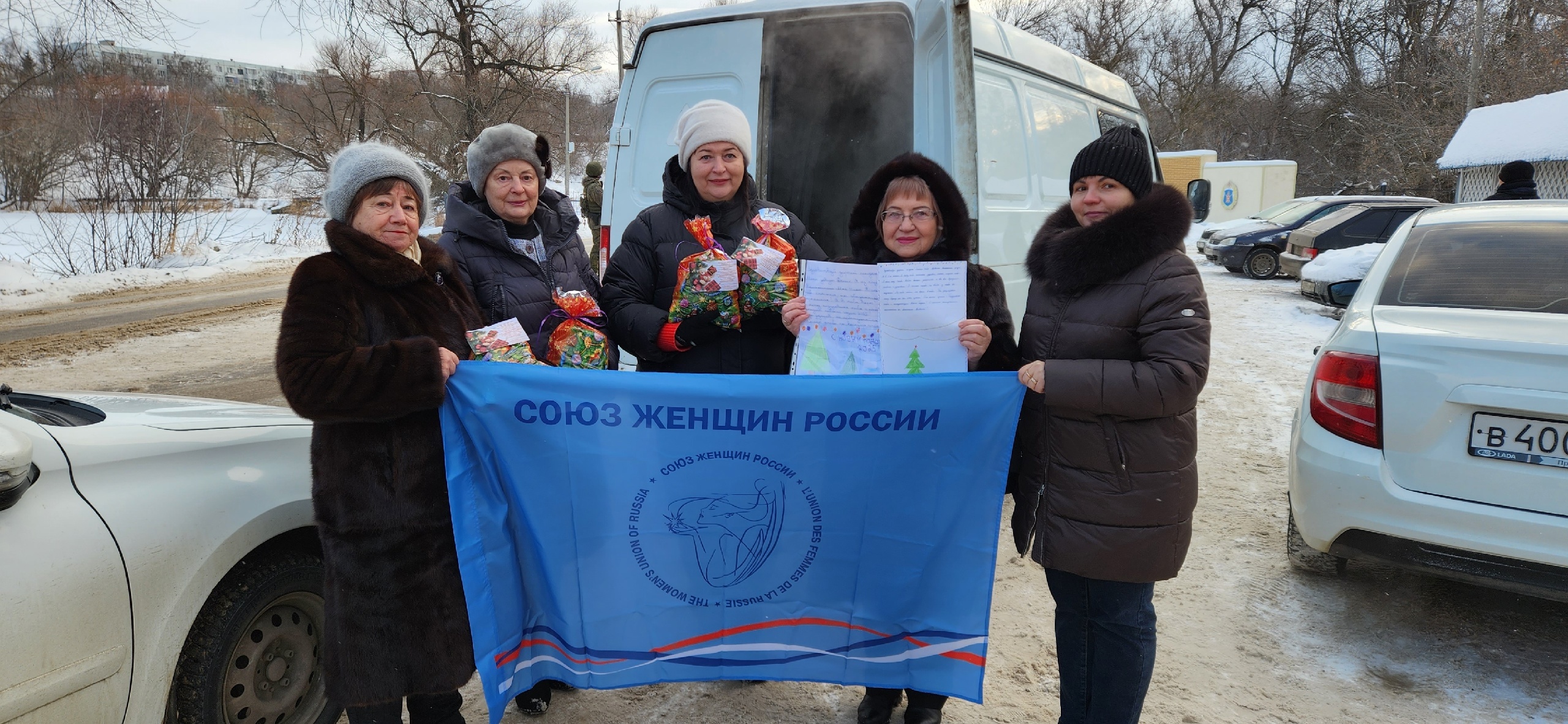 Активистки женсовета подготовили подарки бойцам СВО, находящимся на лечении.