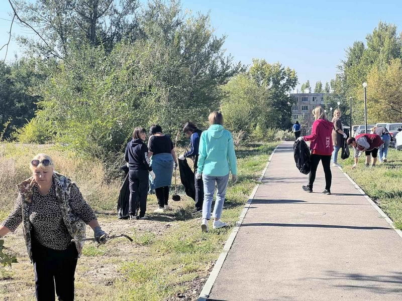 Сотрудники детсада присоединились к субботнику.