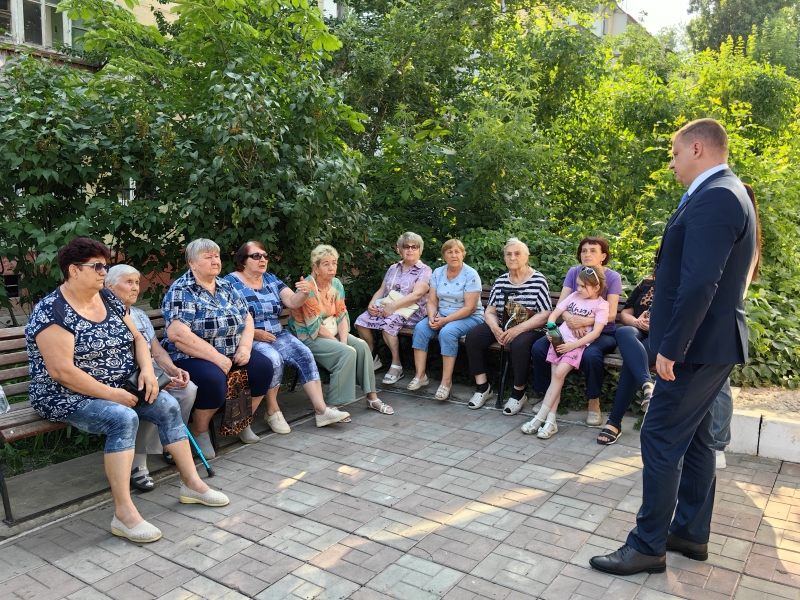 Глава городского округа Сергей Баталов встретился с жителями многоквартирных домов по улице Коваленко.