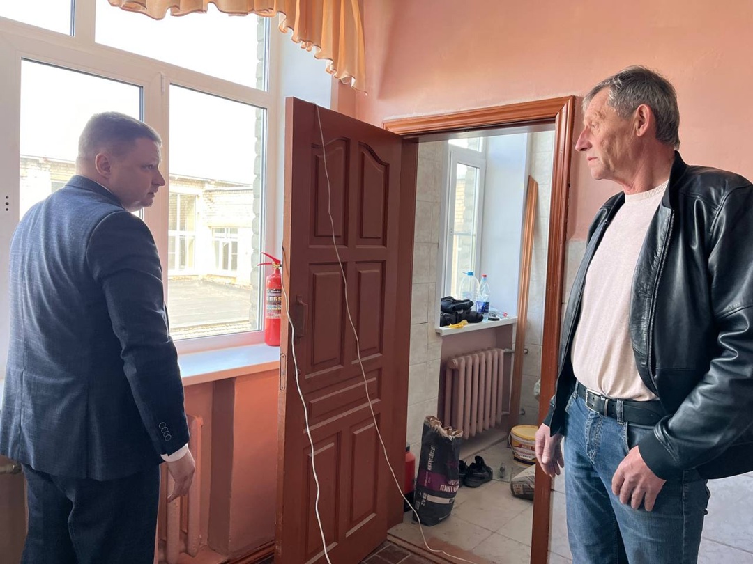 Сергей Баталов проконтролировал ход ремонтных работ в школе.