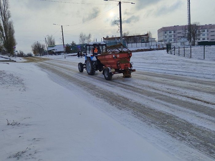 В Светлом проводится уборка от снега и наледи.