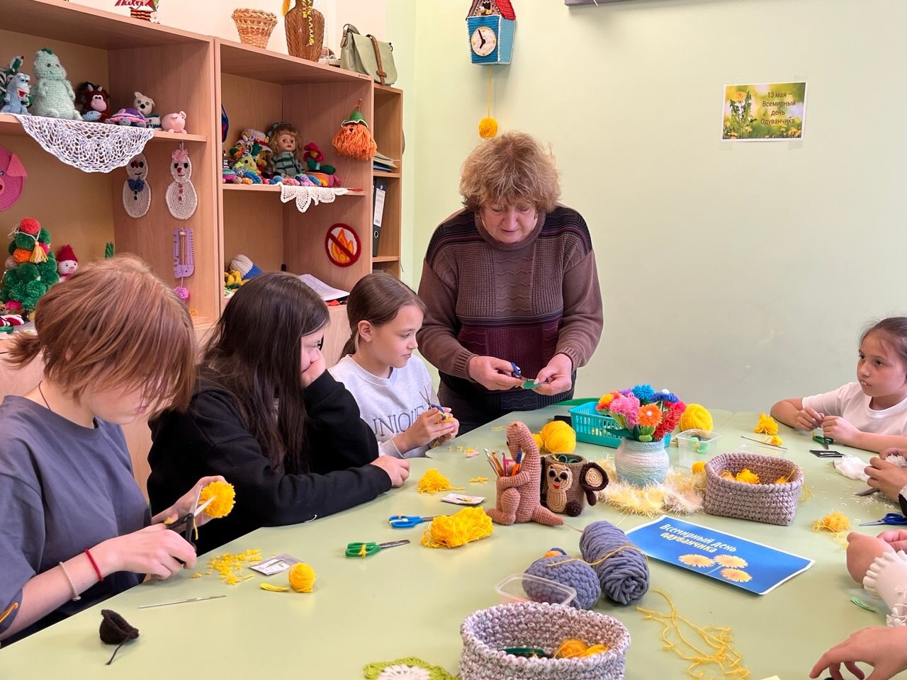 Юных рукодельниц научили создавать заколки-одуванчики.