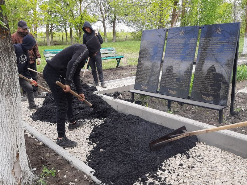 На территории мемориального комплекса в Елховке продолжаются работы по благоустройству.