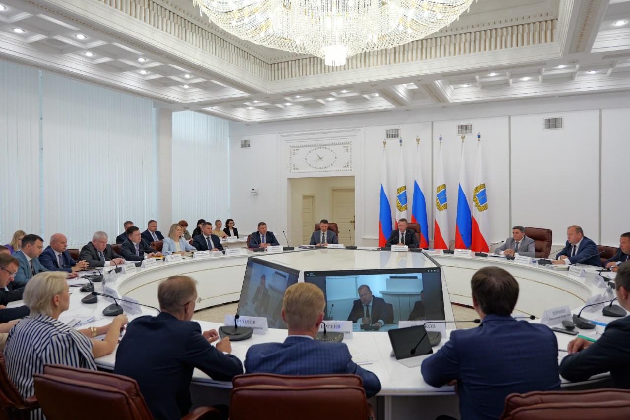 Губернатор Роман Бусаргин провел постоянно действующее совещание с зампредами и министрами Правительства области, а также главами районов.