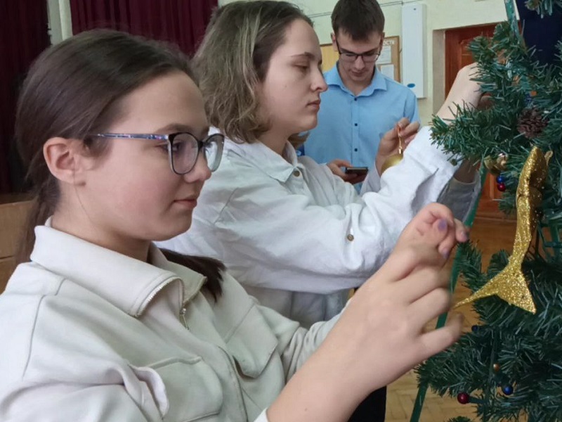 Ребята создают в любимой школе новогоднюю атмосферу.