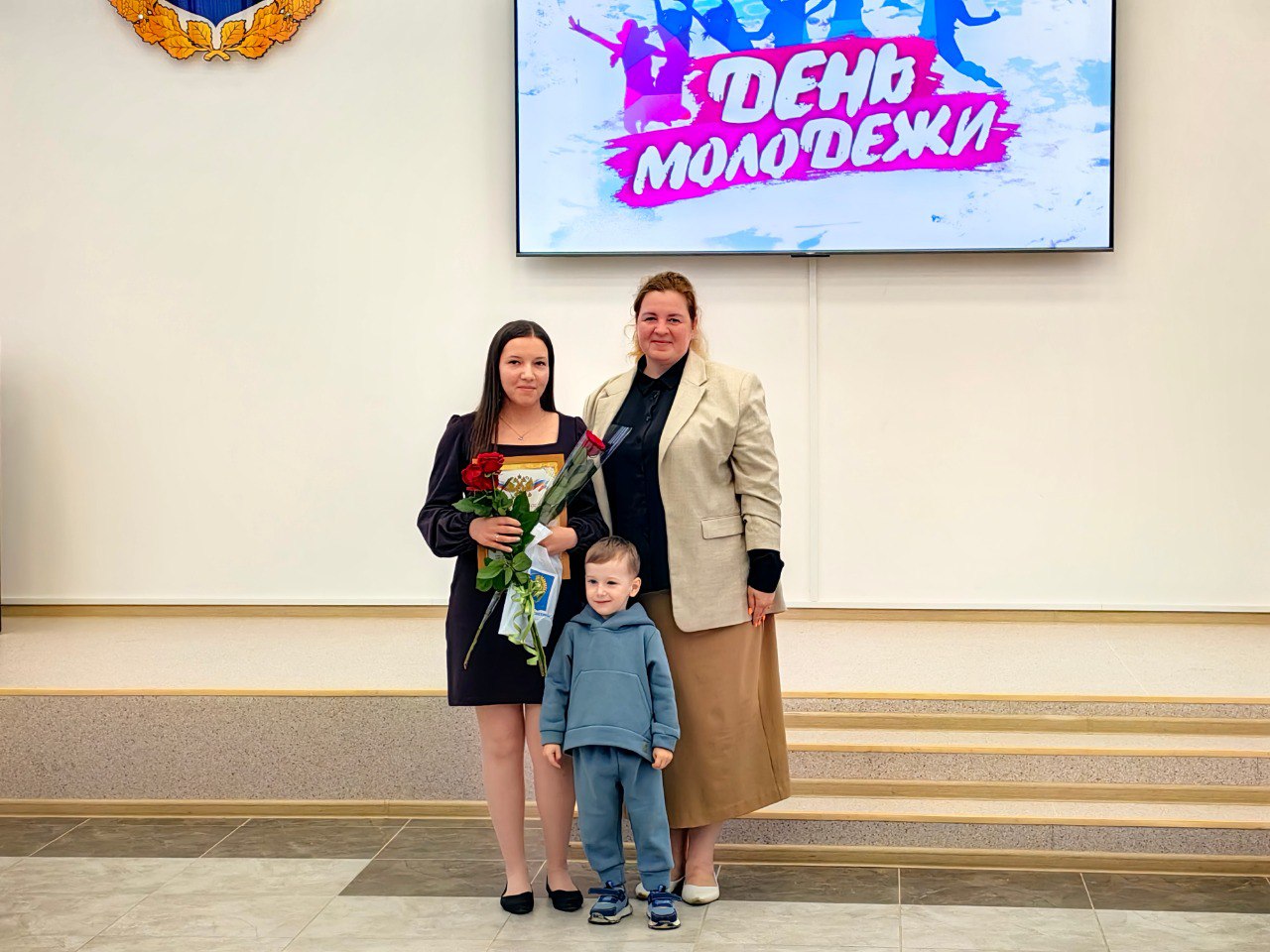 Молодых специалистов городка отметили грамотами администрации за достижения в профессии.