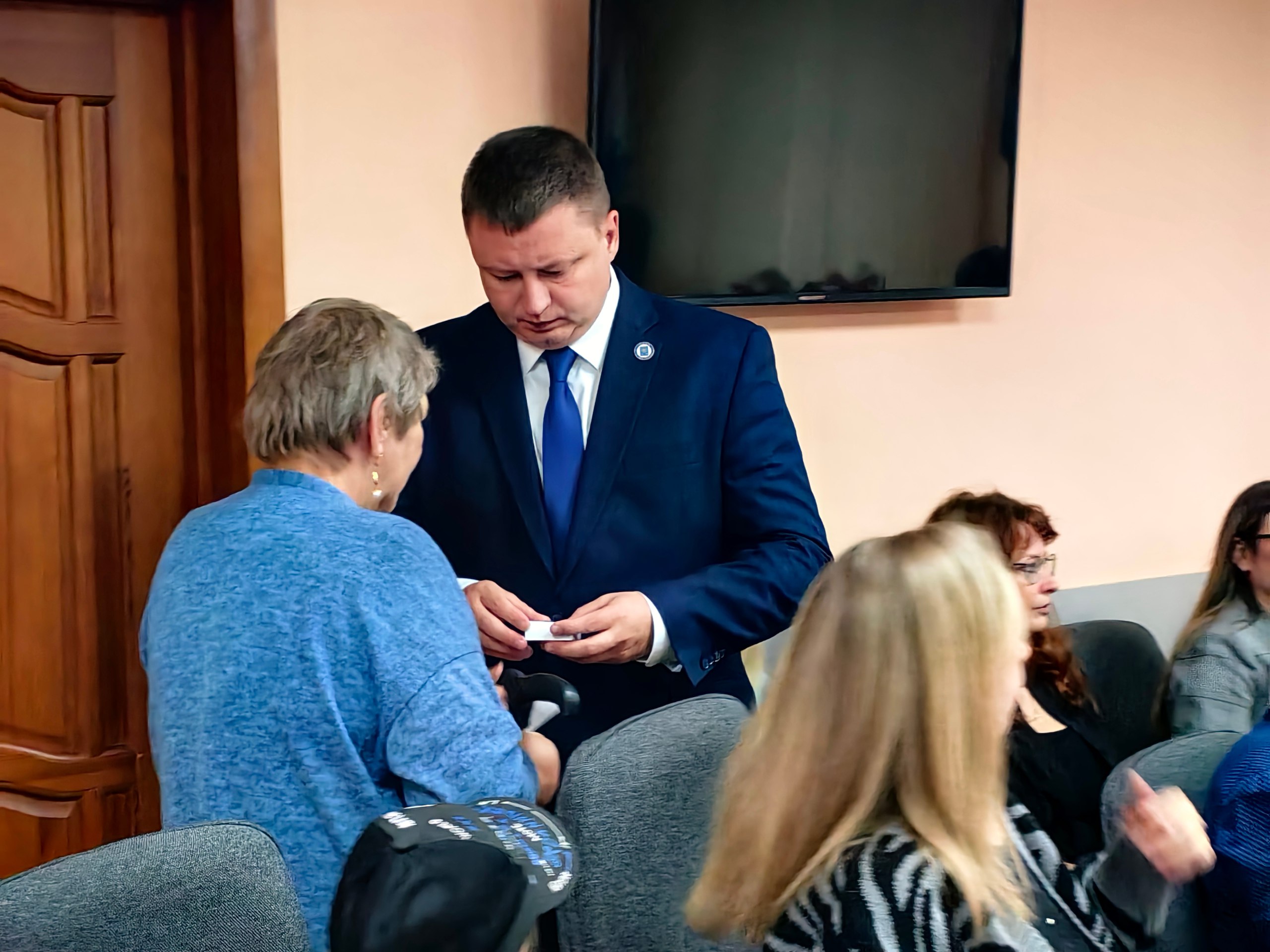 Глава городского округа вручил памятные знаки «Семье погибшего Защитника Отечества».