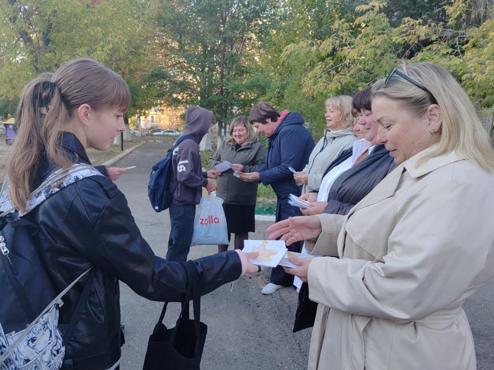 Участники молодёжных движений поздравили сотрудников детского сада.