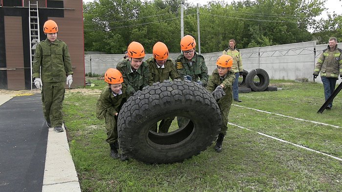Курсанты военно-спортивного лагеря преодолели полосу препятствий.