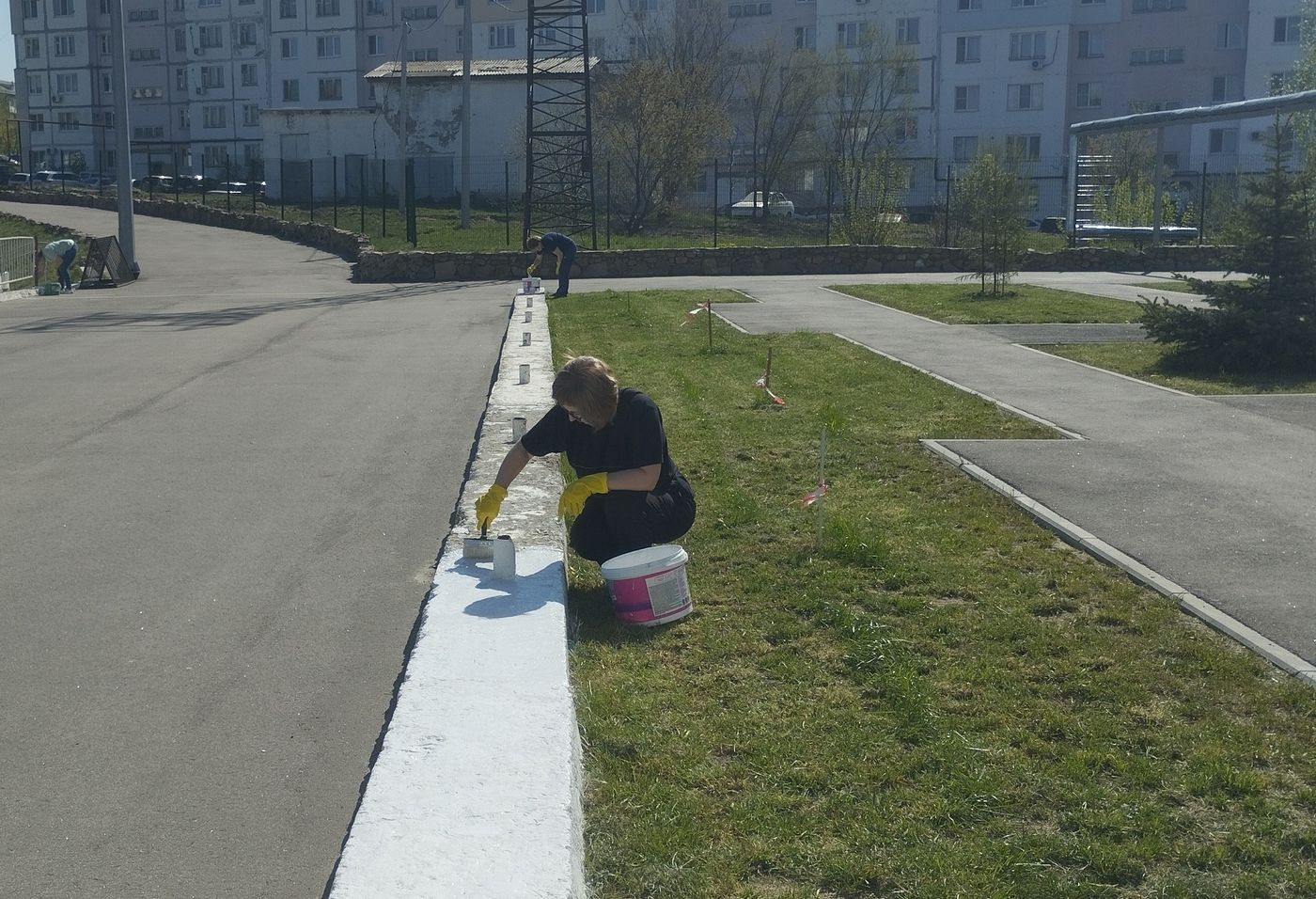 На стадионе продолжаются работы по благоустройству.