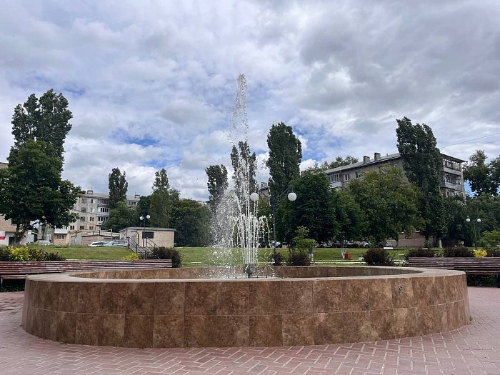 Фонтан в центральном сквере городка вновь заработал.
