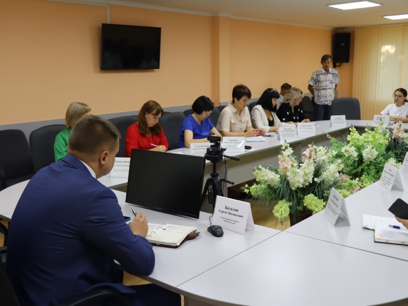 На совещании при главе обсудили оперативные вопросы.