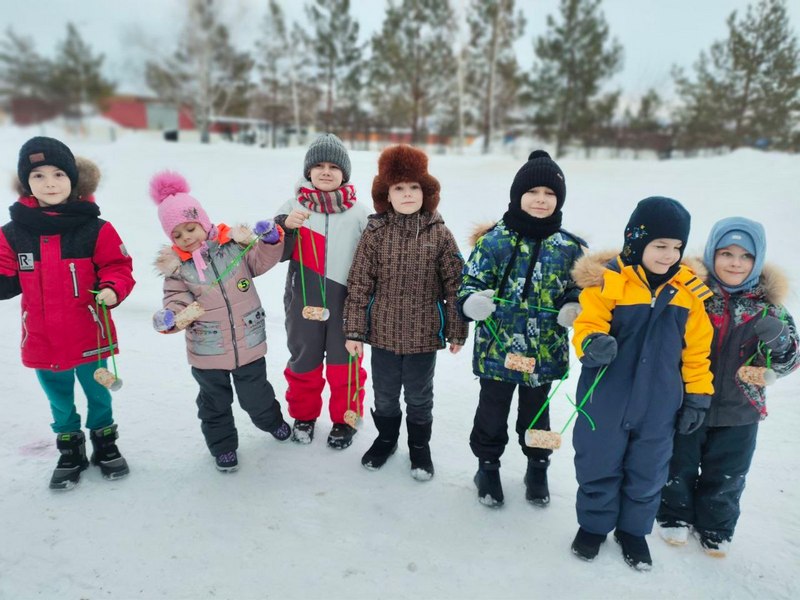 «Друзья природы» сделали экологические кормушки.