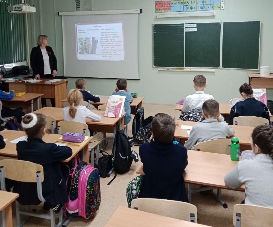 В школе встретили Первомай.