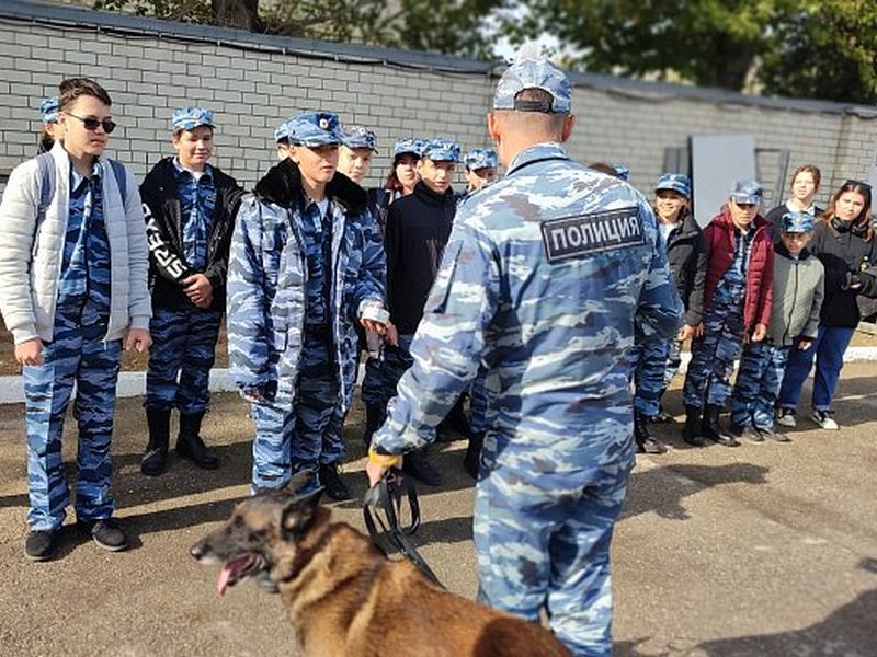 Юные светловцы побывали в гостях у четверолапых полицейских.