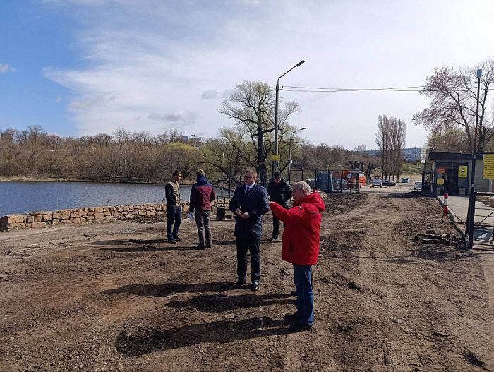 На выездном совещании обсудили ремонт дорожного полотна.