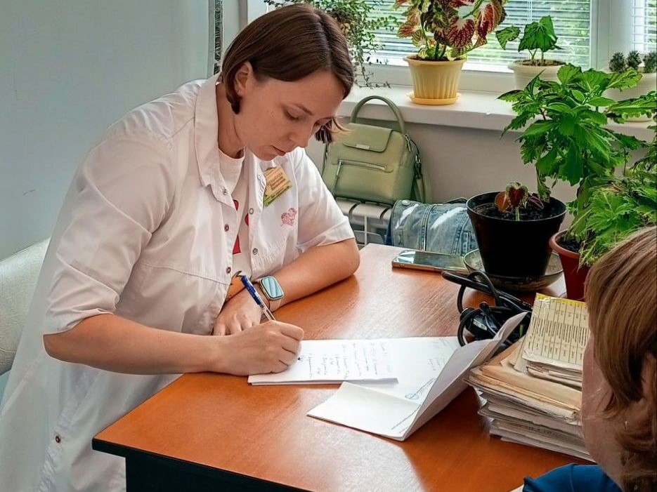 Светловцев продолжают консультировать врачи городской клинической больницы.