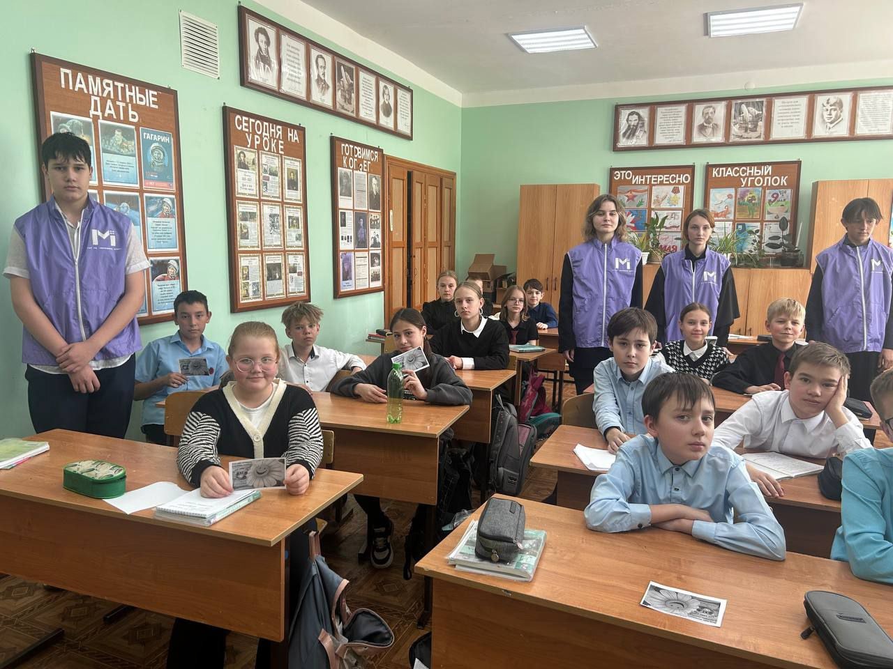 Детский телефон доверия: волонтеры провели информационную акцию в школе.