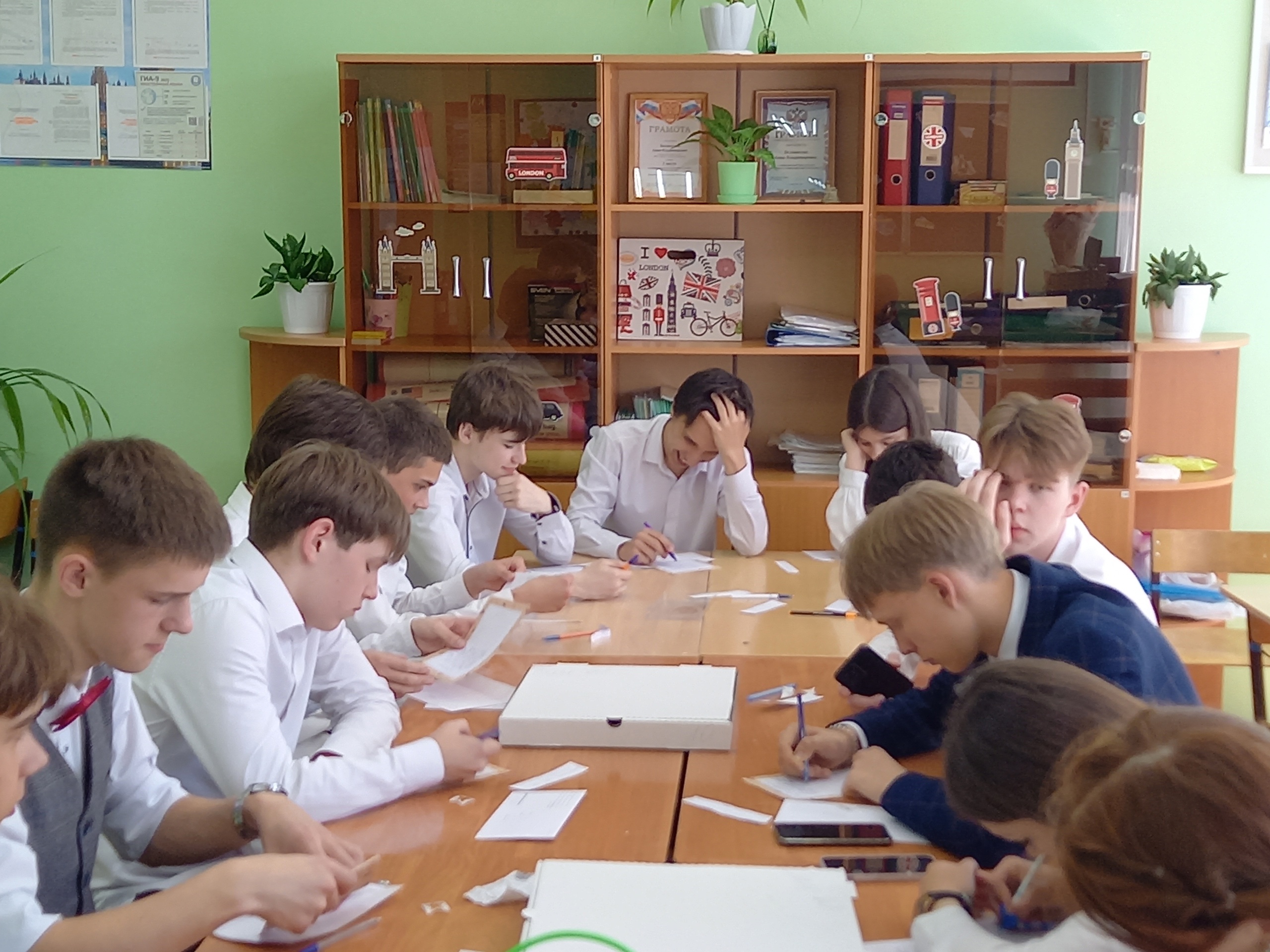 Десятиклассники написали письмо в будущее.
