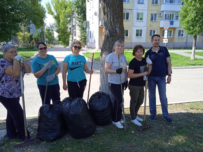 В преддверии нового учебного года коллектив школы вышел на субботник.