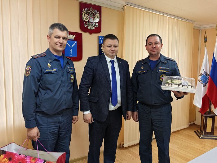 Сергей Баталов поздравил с праздником сотрудников Специальной пожарно-спасательной части №5.