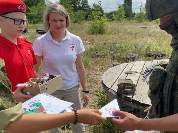 Юнармейцы передали браслеты выживания и письма участникам специальной военной операции.