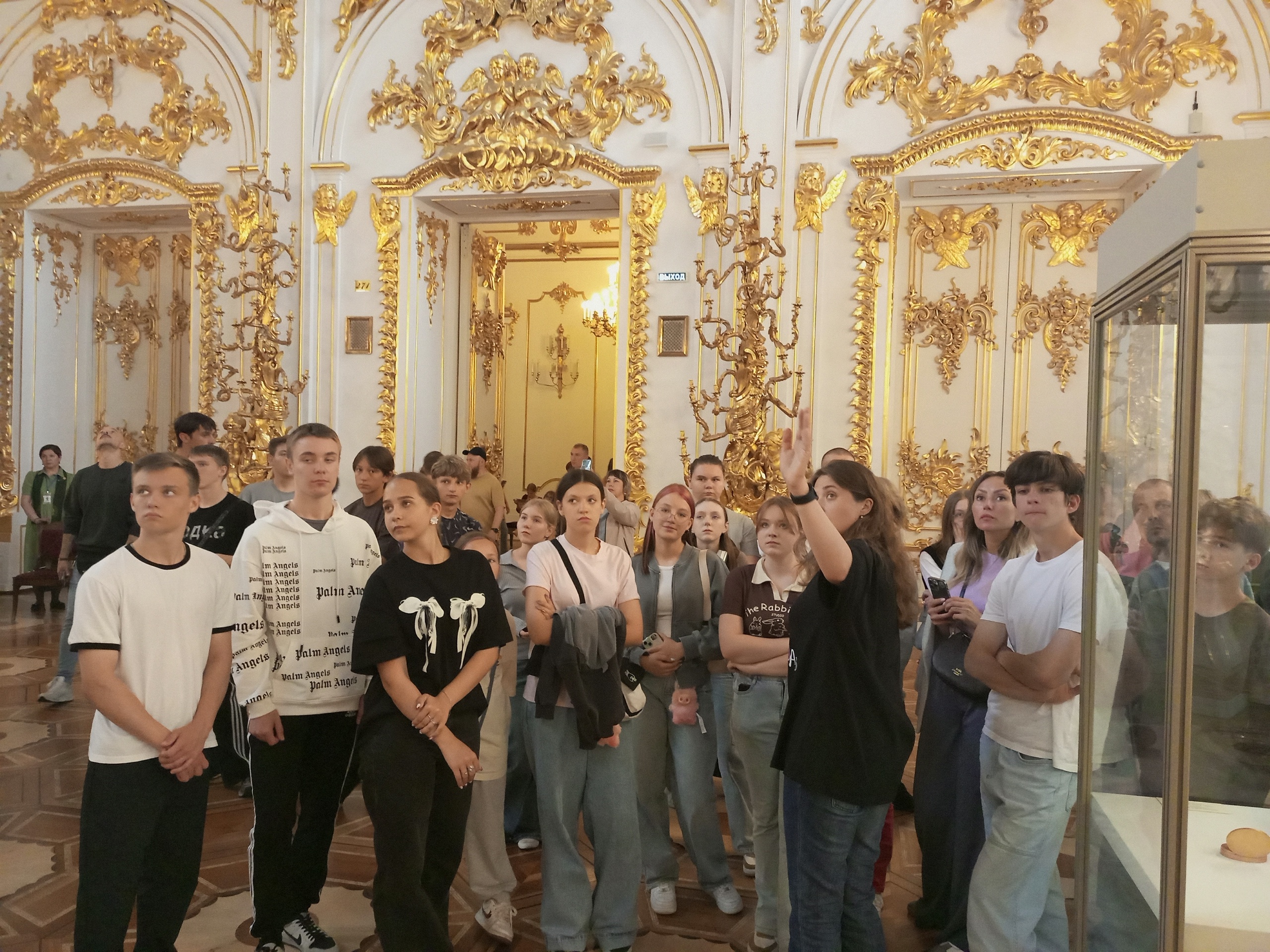 Финский залив, фонтаны, парки: светловские школьники продолжают экскурсию по Петербургу.