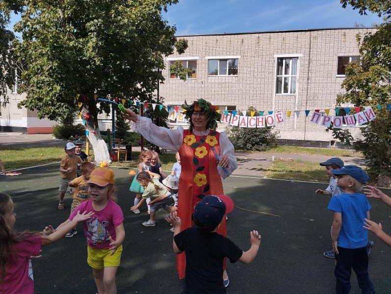 Детский сад попрощался с летом.