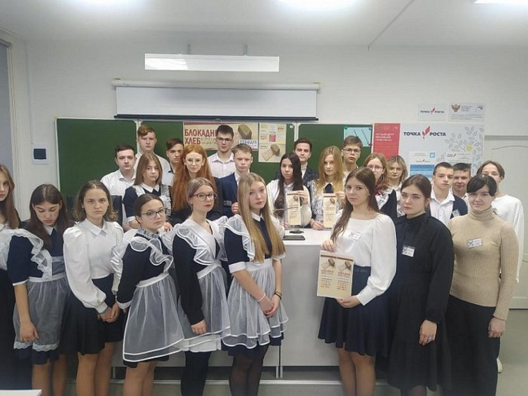 Сто двадцать пять блокадных грамм с огнем и кровью пополам. Сто двадцать пять блокадных грамм с огнем и кровью пополам.