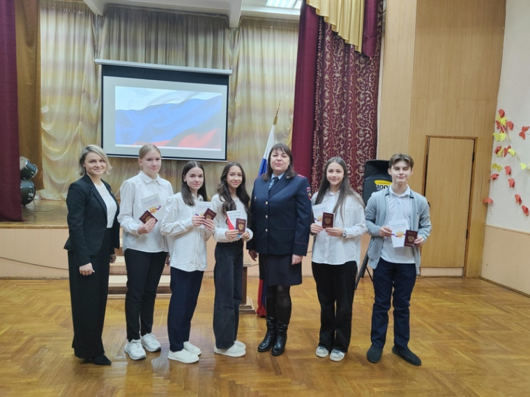 Светловские школьники на торжественной линейке получили главный документ гражданина России. Светловские школьники на торжественной линейке получили главный документ гражданина России.