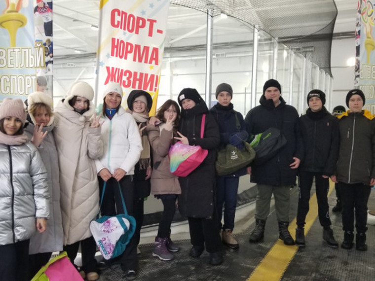 На школьной ледовой арене проходят первые уроки физкультуры. На школьной ледовой арене проходят первые уроки физкультуры.