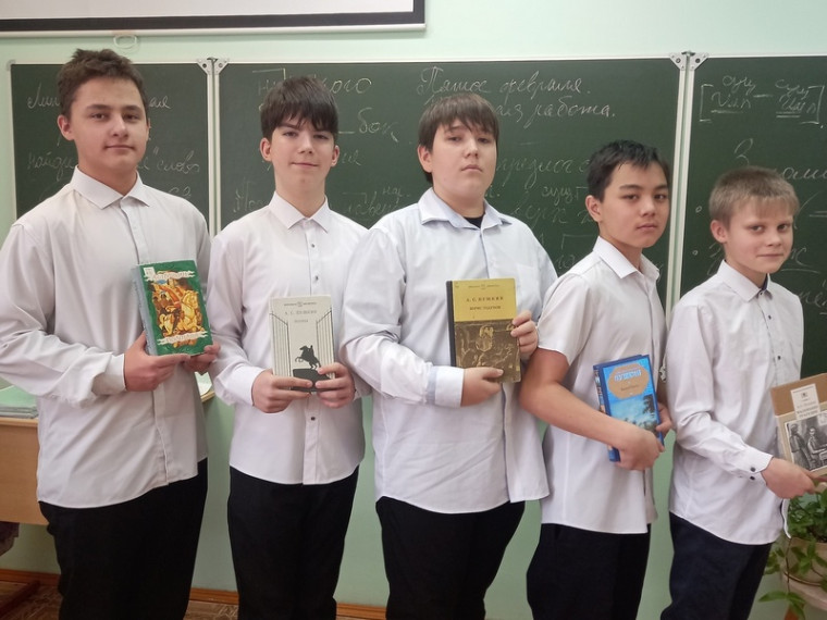 Светловские школьники открывают для себя удивительный мир творчества Пушкина. Светловские школьники открывают для себя удивительный мир творчества Пушкина.